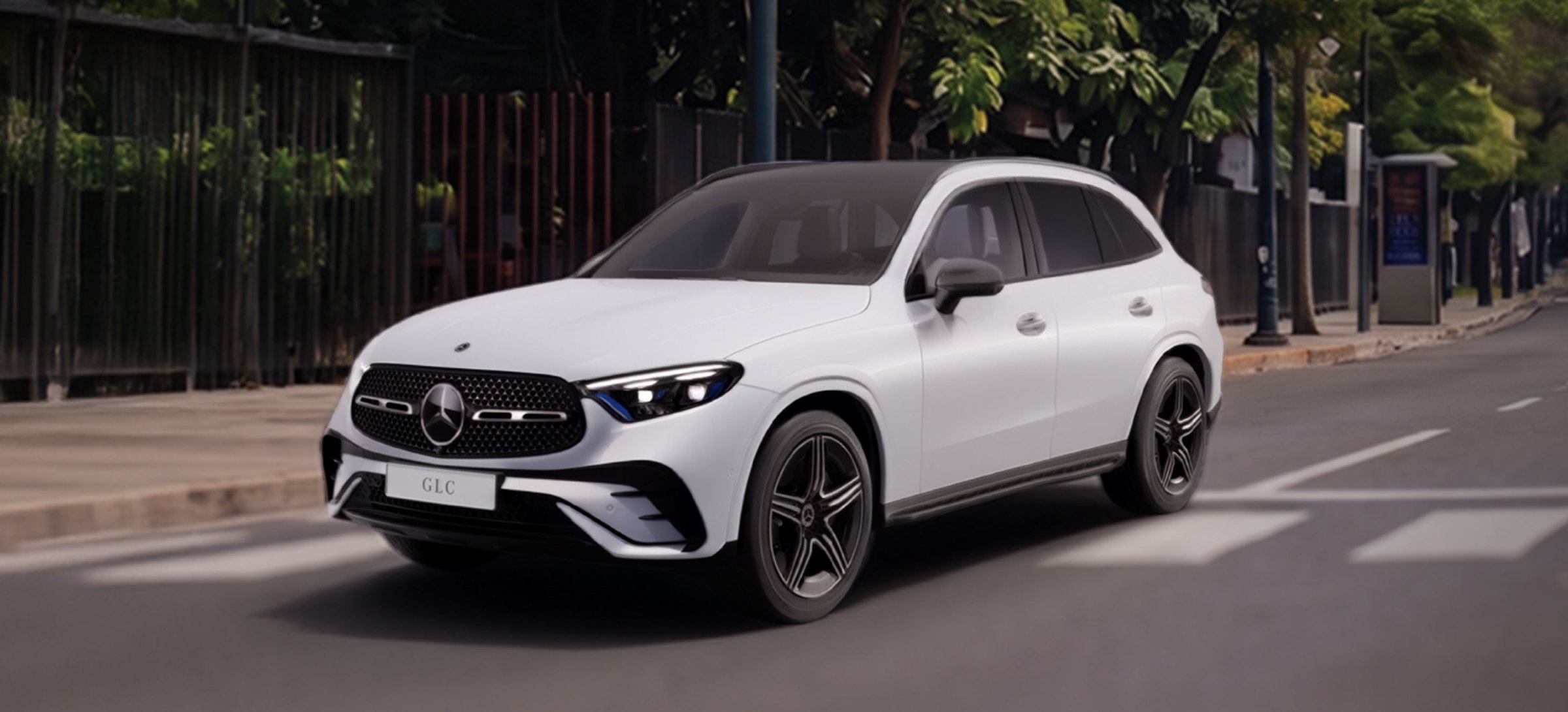 Mercedes-Benz GLC blanco en una avenida arbolada