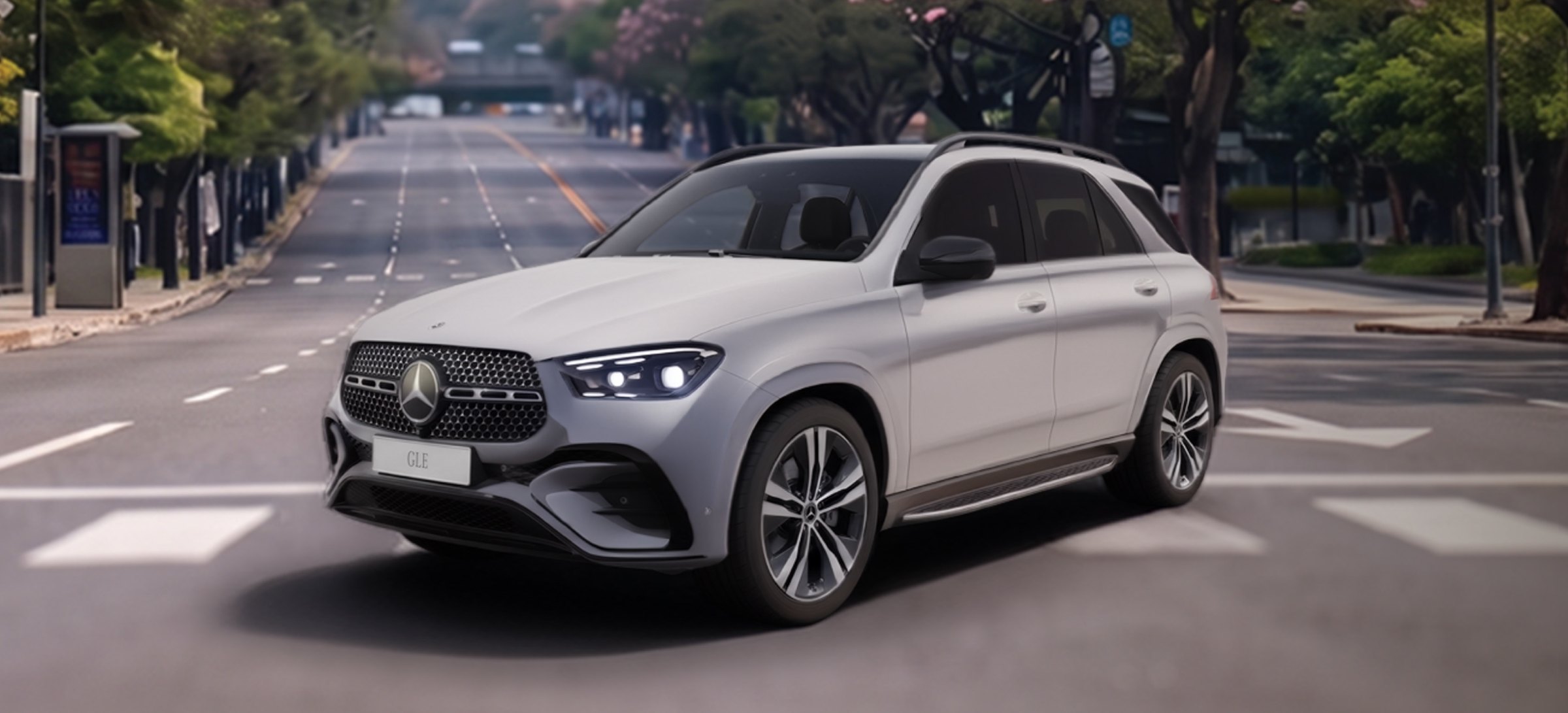 Mercedes-Benz GLE gris en una avenida arbolada