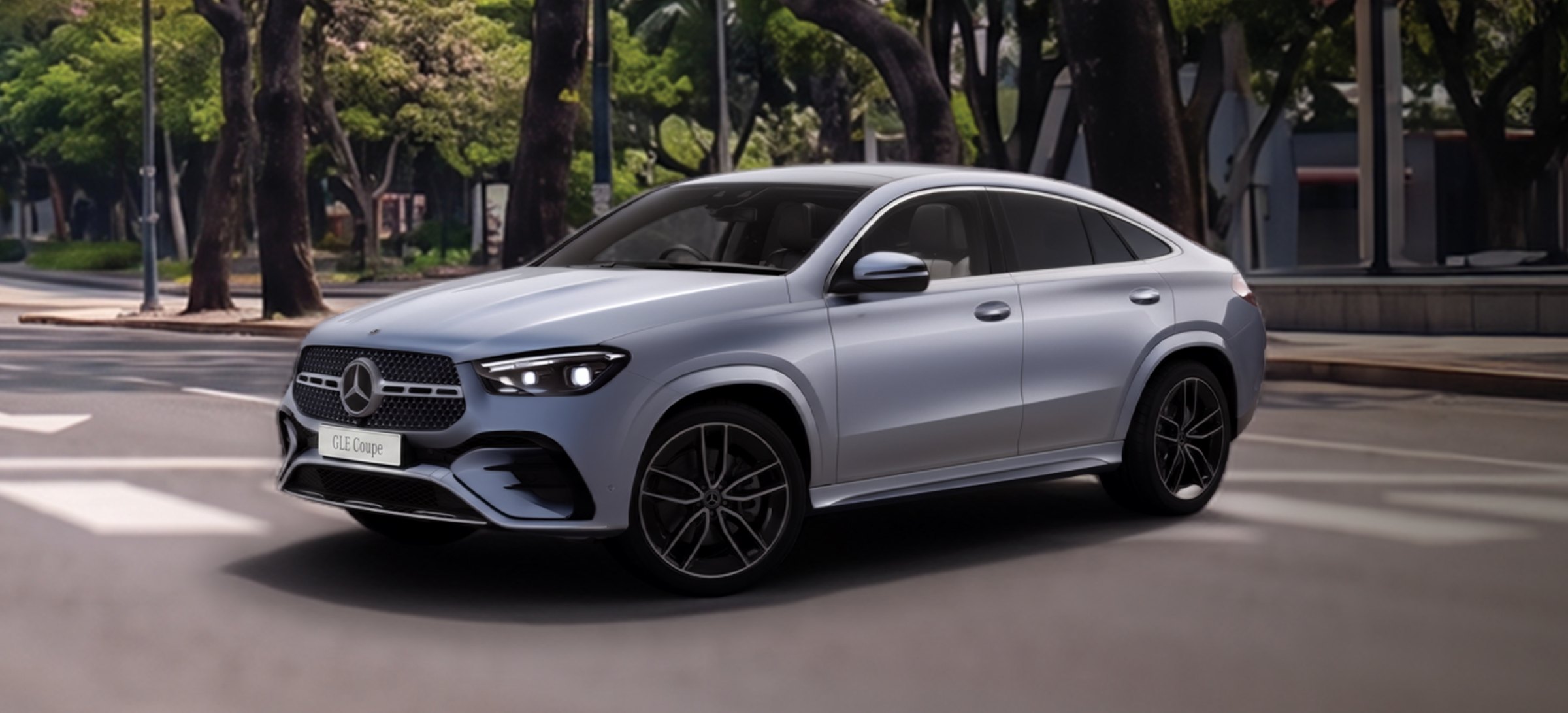 Mercedes-Benz GLE Coupé plateado en una avenida arbolada